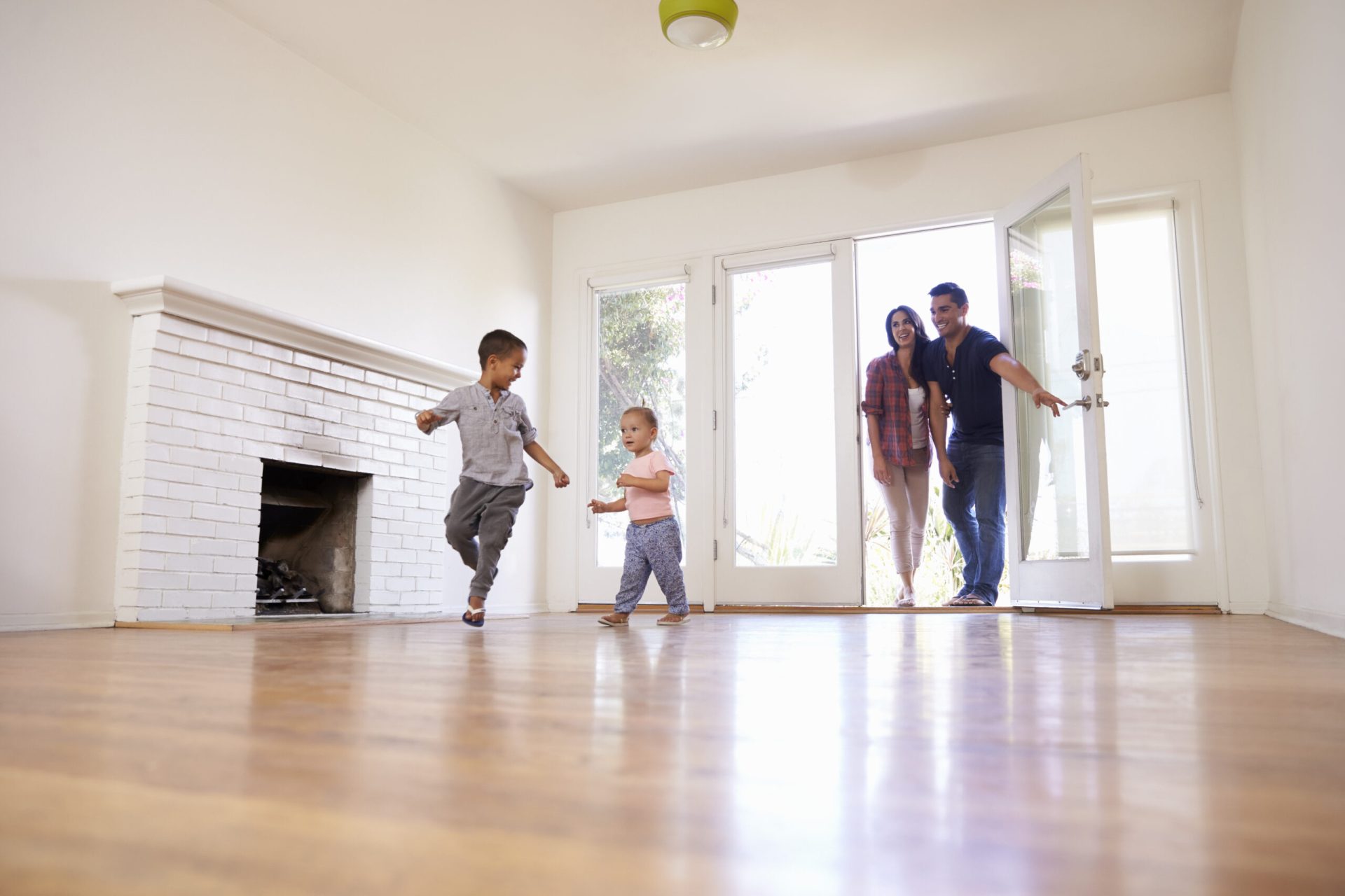 Familia disfrutando del confort térmico y del ahorro energético en su vivienda de Madrid