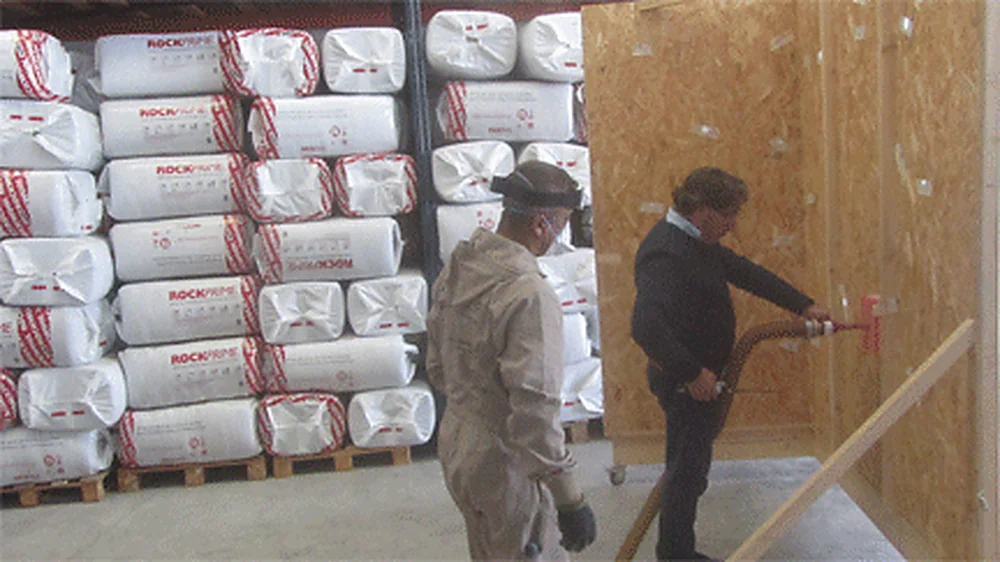 Operación y ajuste de presión en maquinaria neumática de insuflado